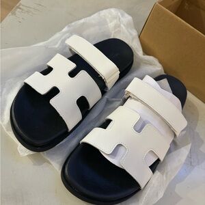 Women’s adjustable strap sandal